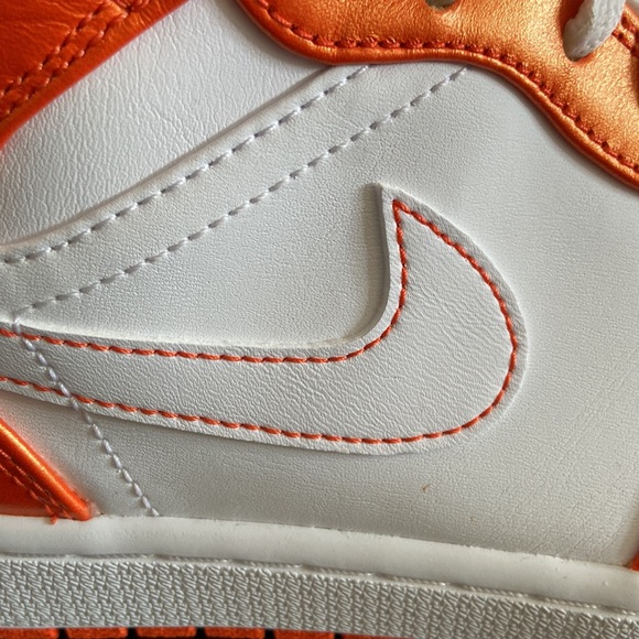 AIR JORDAN 1 MID SE ELECTRO ORANGE - Picture 5 of 8